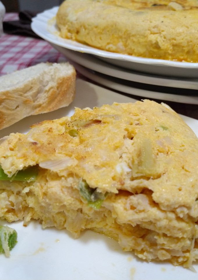 Una foto de Tortilla de bacalao y ajos tiernos