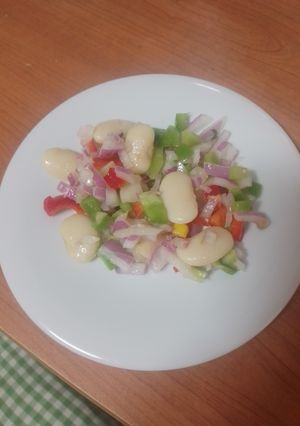 Una foto de Salpicón de judiones con maíz dulce, aceitunas y huevo duro
