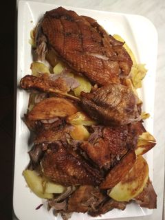 Libasült tepsis krumplival, párolt lilakáposztával recept fotója