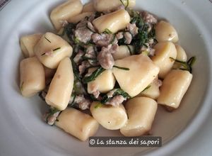 Foto di 👩‍🍳Gnocchetti di semola fatti a mano con agretti e salsiccia 🍝