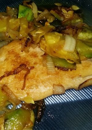 Una foto de Suprema con zapallito y cebolla fácil y rico