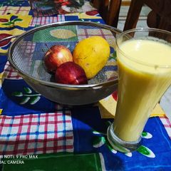 A picture of Mango pineapple smoothie.