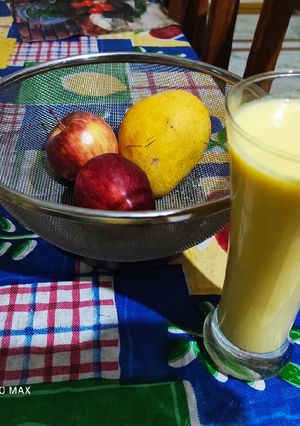 A picture of Mango pineapple smoothie.