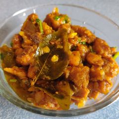A picture of Nattu Kozhi Chukka/Country Chicken Fry.