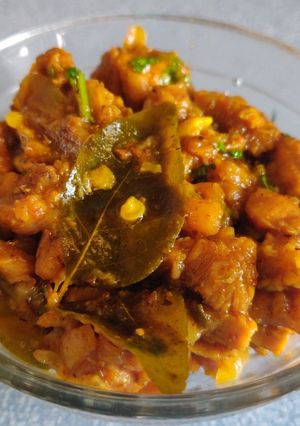 A picture of Nattu Kozhi Chukka/Country Chicken Fry.