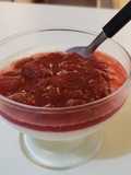 Mousse de iogurte natural com geleia de morango e champagne