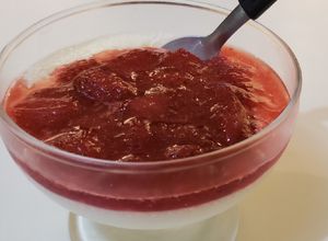 Foto de Mousse de iogurte natural com geleia de morango e champagne