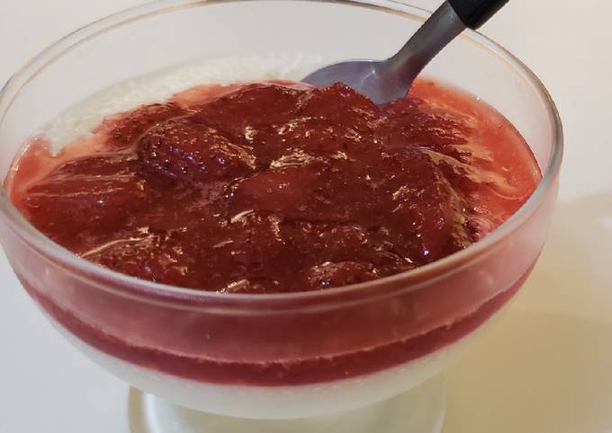 Mousse de iogurte natural com geleia de morango e champagne