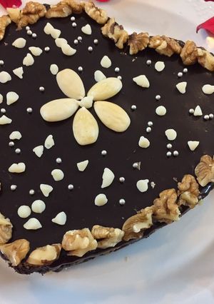 A picture of Walnuts Biscuit chocolate no bake cake.