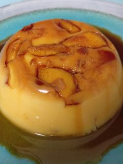 Una foto de Flan con melocotón