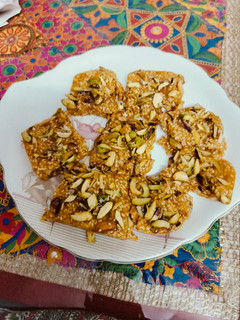गुड तिल ड्राई फ्रूट चिक्की रेसिपी मुख्य फोटो