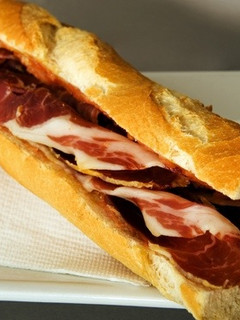 Una foto de Bocata de jamón