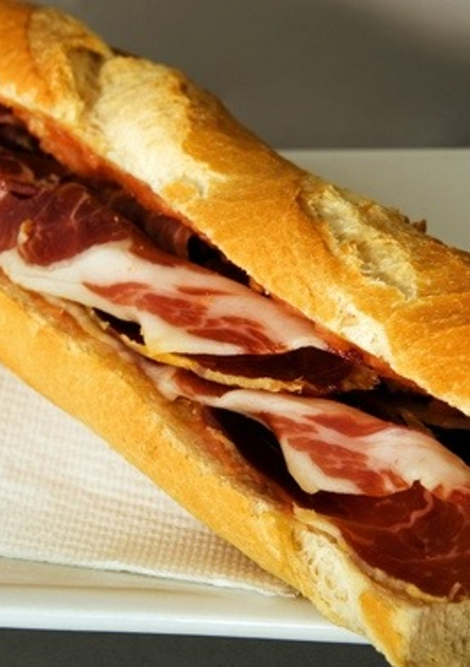 Una foto de Bocata de jamón