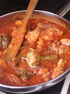 Una foto de Pollo con tomate y alcachofas (España)