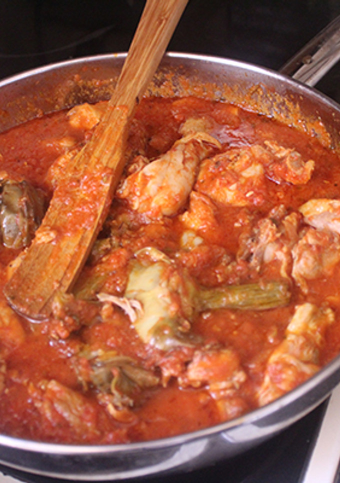 Una foto de Pollo con tomate y alcachofas (España)