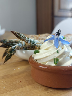 Une photo de 🌿 Asperge croustillante au parmesan et mayonnaise veggie