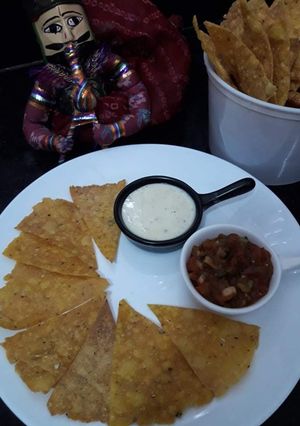 નાચોઝ વિથ ચિઝડીપ એન્ડ સ્મોકિં સાલસા (Nachos With Cheese Dip Smoky Masala Salsa Recipe In Gujarati) રેસીપી મુખ્ય ફોટો