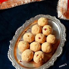 A picture of Besan Gond Laddu.