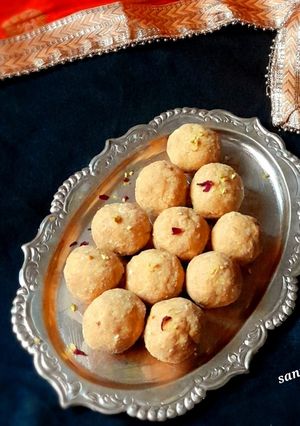 A picture of Besan Gond Laddu.