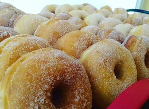 Una foto de Bolas de fraile y donas