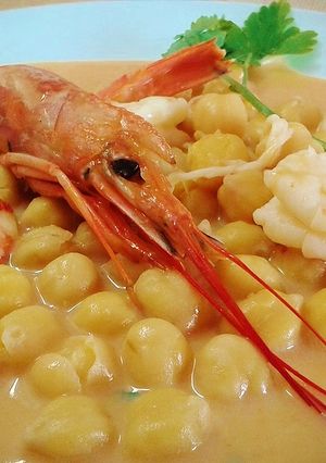 Foto principal de Garbanzos con gambas en crema de marisco