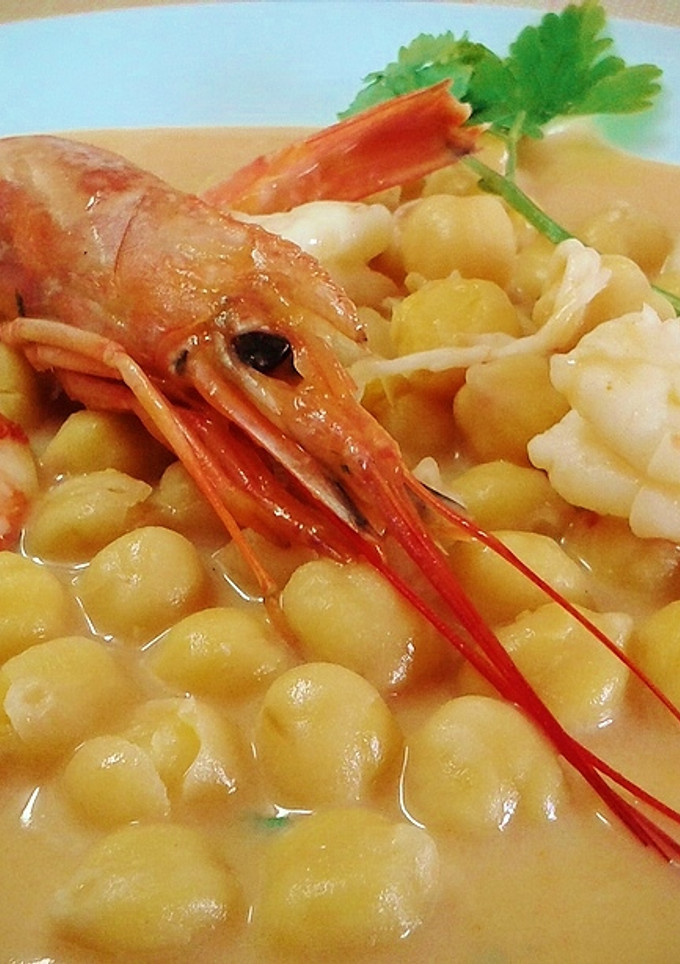 Una foto de Garbanzos con gambas en crema de marisco