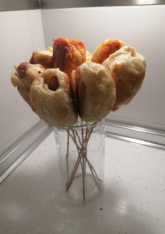 Una foto de Piruleta de salchichas, bacon, queso y roquefort