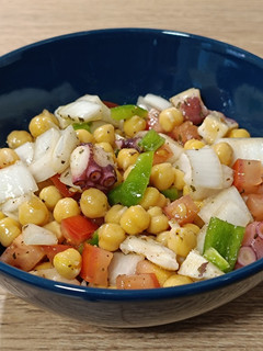 Una foto de Ensalada de garbanzos con pulpo