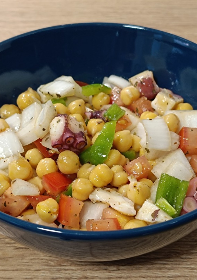 Una foto de Ensalada de garbanzos con pulpo