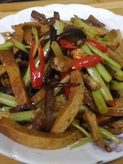 黑木耳芹菜炒豆干(減肥料理) 的食譜成品照片
