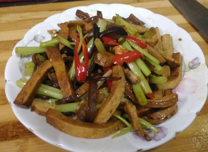 黑木耳芹菜炒豆干(減肥料理) 的食譜成品照片