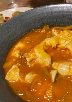 Hình của món Món hầm hàn quốc "Jjigae" 🇰🇷 với sự biến tấu của Việt Nam (Jjigae with a Vietnamese twist) 🇻🇳.