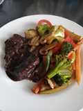 Carne al vino tinto con verduras salteadas