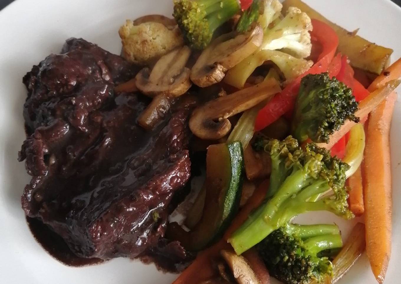 Carne al vino tinto con verduras salteadas