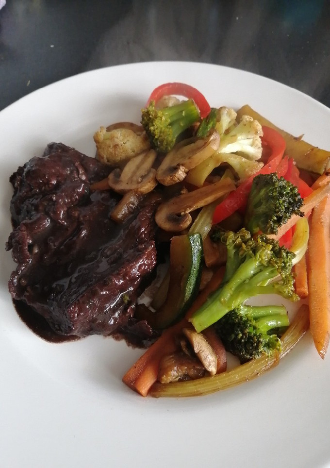 Una foto de Carne al vino tinto con verduras salteadas