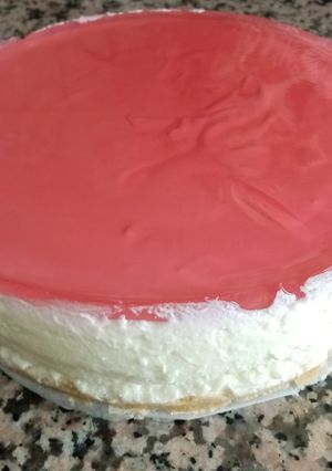 Una foto de Tarta de queso y limón con gelatina de frambuesas