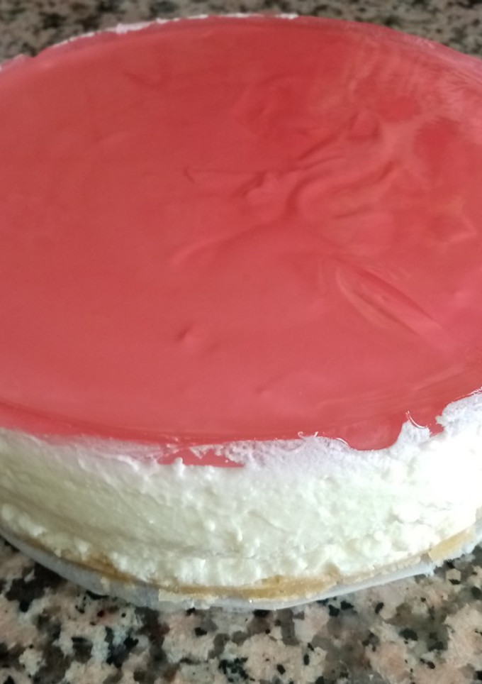 Una foto de Tarta de queso y limón con gelatina de frambuesas
