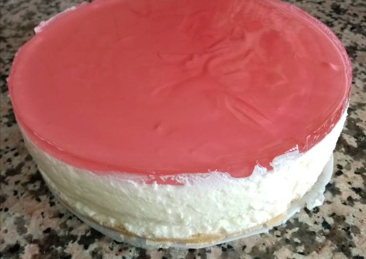 Tarta de queso y limón con gelatina de frambuesas