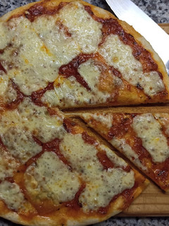 Una foto de Pizza con masa de pan