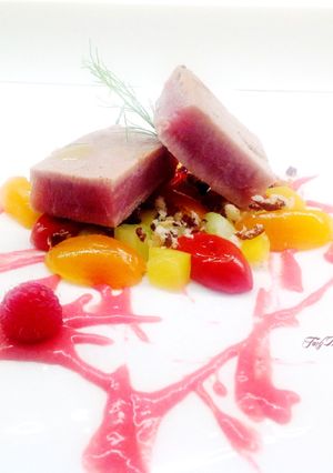 Foto di Tonno scottato con salsa di lamponi, verdure, e terra di mollica e olive taggiasche