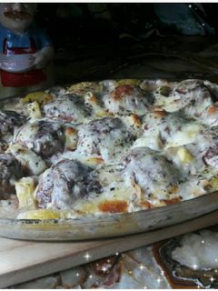 Una foto de Albóndigas gratinadas con salsa blanca y base de papas😎