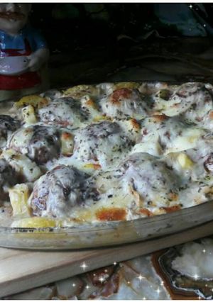 Una foto de Albóndigas gratinadas con salsa blanca y base de papas😎
