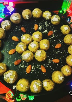 બેસન ડ્રાયફ્રુટ લાડુ (Besan Dryfruit ladoo Recipe in Gujarati) રેસીપી મુખ્ય ફોટો