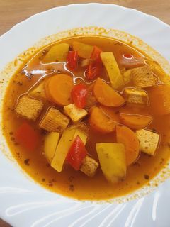 Vegán gulyás leves recept fotója