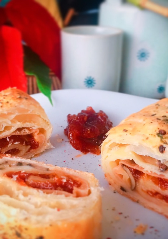 Una foto de Hojaldre de portobello con mermelada de tomate casera, pavo y queso
