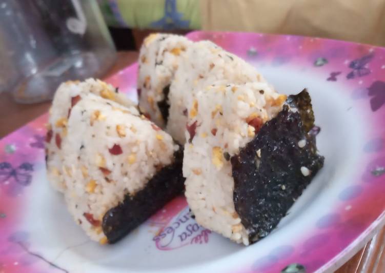 Resep Terbaru Onigiri telur &amp;amp; sosis sederhana Sedap