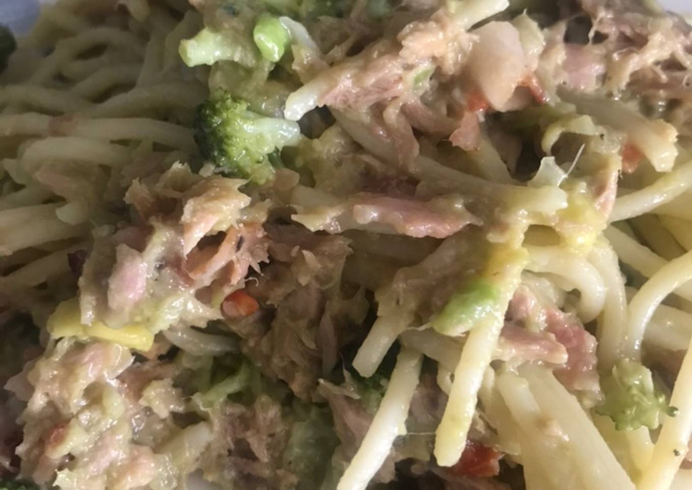 Espaguetis con aguacate y atún 🥑