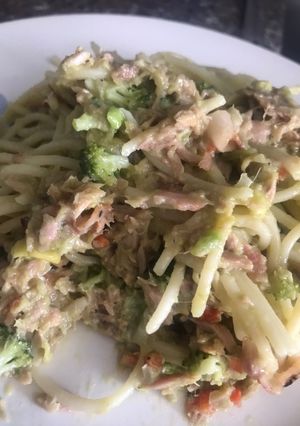 Una foto de Espaguetis con aguacate y atún 🥑