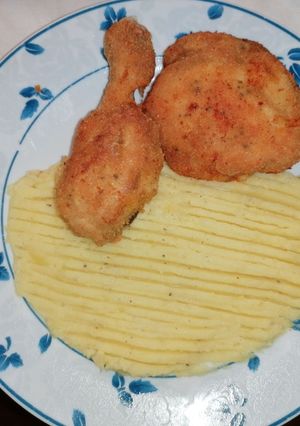 Rántott csirkecomb vajas burgonyapürével recept fotója