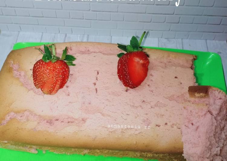 Langkah Mudah untuk Menyiapkan Bolu susu strawberry yang Lezat Sekali